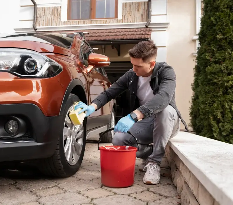Lavage auto à domicile Nogent-le-Phaye : professionnel intervenant sur un véhicule